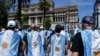 ARCHIVO - Manifestantes con banderas de Argentina se manifiestan contra las reformas económicas del presidente Javier Milei frente a la Corte Suprema mientras los sindicatos impugnan legalmente las medidas, en Buenos Aires, Argentina, el 27 de diciembre de 2023.