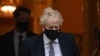Perdana Menteri Inggris Boris Johnson meninggalkan kantornya di Downing Street Nomor 10 di London, 25 Januari 2022. (Foto: AFP)