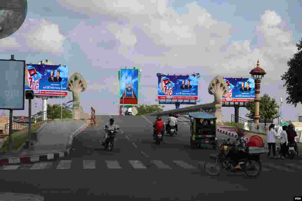 ផ្ទាំងអបអរទិវា៧ មករា នៅកោះពេជ្រ ដែលមានរូបលោកនាយករដ្ឋមន្រ្តី ហ៊ុន សែន និងប្រធានរដ្ឋសភា លោក ហេង សំរិន នៅរាជធានីភ្នំពេញ។ (ស៊ុន ណារិន/VOA)
