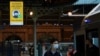 Imbauan di Stasiun Pusat mengenai peraturan kesehatan masyarakat di negara bagian New South Wales, saat kota itu bergulat dengan wabah COVID-19 di Sydney, Australia, 23 Juni 2021. (Foto: REUTERS/Loren Elliott)