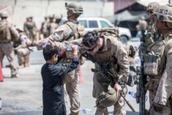 Las fuerzas militares estadounidenses ayudan en la evacuación de Afganistán el 22 de agsoto de 2021.
