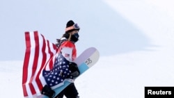 La medallista de oro Chloe Kim de Estados Unidos camina durante la ceremonia de flores el 10 de febrero de 2022. REUTERS/Mike Blake