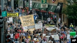 Unjuk rasa menuntut pemerintah melakukan lebih banyak kebijakan untuk mengatasi kekerasan bersenjata di Chicago, 2 Agustus 2018.