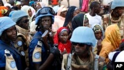 Des Casques bleus dans le PK5 à Bangui, Centrafrique, 30 novembre 2015.