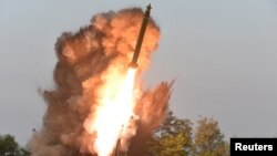 북한이 지난 9월 초대형 방사포를 시험발사했다며 공개한 사진.