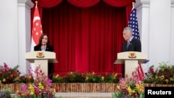 អ្នកស្រី​ Kamala Harris ​អនុ​ប្រធានាធិបតី​​សហរដ្ឋ​អាមេរិក​​​ និង​​​លោក​ Lee Hsien Loong ​នាយក​រដ្ឋមន្រ្តី​សិង្ហបុរី​ ថ្លែង​ក្នុង​សន្និសីទ​សារព័ត៌មាន​រួម​គ្នា​​មួយ​នៅ​ប្រទេស​សិង្ហបុរី​ កាល​ពី​ថ្ងៃ​ទី​២៣ ខែ​សីហា ឆ្នាំ ២០២១។