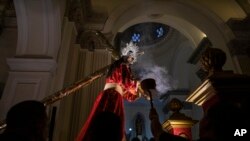 Fieles participan en la procesión de Jesús del Gran Poder, en la iglesia La Merced en Granada, Nicaragua, el martes 4 de abril de 2023. (Foto AP/Inti Ocon)