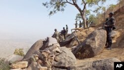 Para tentara Kamerun berjaga di sebuah pos penjagaan di dekat desa Mabass, Kamerun (Foto: dok).