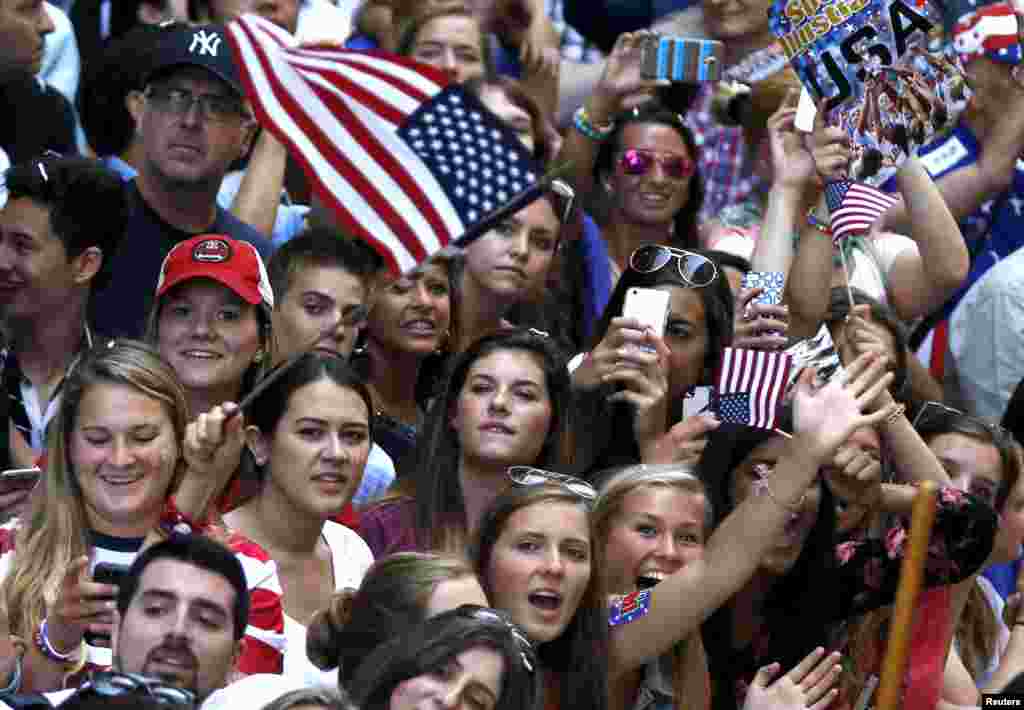 Fans pack the sidewalks to view the U.S. women's soccer team riding in floats during the ticker-tape parade up Broadway in lower Manhattan to celebrate their World Cup final win, in New York, July 10, 2015.