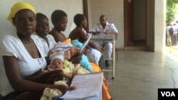 Mothers receiving postnatal care at St Luke’s Hospital,in Lupane, about 600 kilometers southwest of Harare, Zimbabwe, Nov. 20, 2014. (Sebastian Mhofu/VOA)