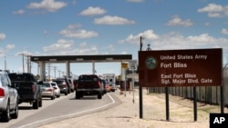 Entrada a la Base aérea Fort Bliss en El Paso, Texas, una de tres propiedades militares del estado que será considerada para albergar niños migrantes no acompañados.