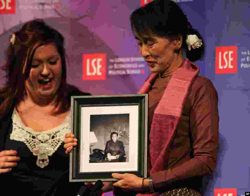 Saat mengunjungi London School of Economics & Political Science di London, Selasa (19/6), Aung San Suu Kyi menerima hadiah ulang tahun berupa foto ayahnya.