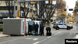 Polisi Edmonton melakukan penyelidikan di lokasi di mana seorang pria menubruk para pejalan kaki dengan van yang dikendarainya dan kemudian membalik kendaraan tersebut di Edmonton, Alberta, Kanada, 1 Oktober 2017.