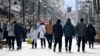 Во извештајот на Фридом хаус, Северна Македонија е на истата позиција како лани со 67 поени (од вкупно 100) и се наоѓа во групата на делумно слободни земји. Фото: Улица „Македонија“ во Скопје, 20 февруари 2025