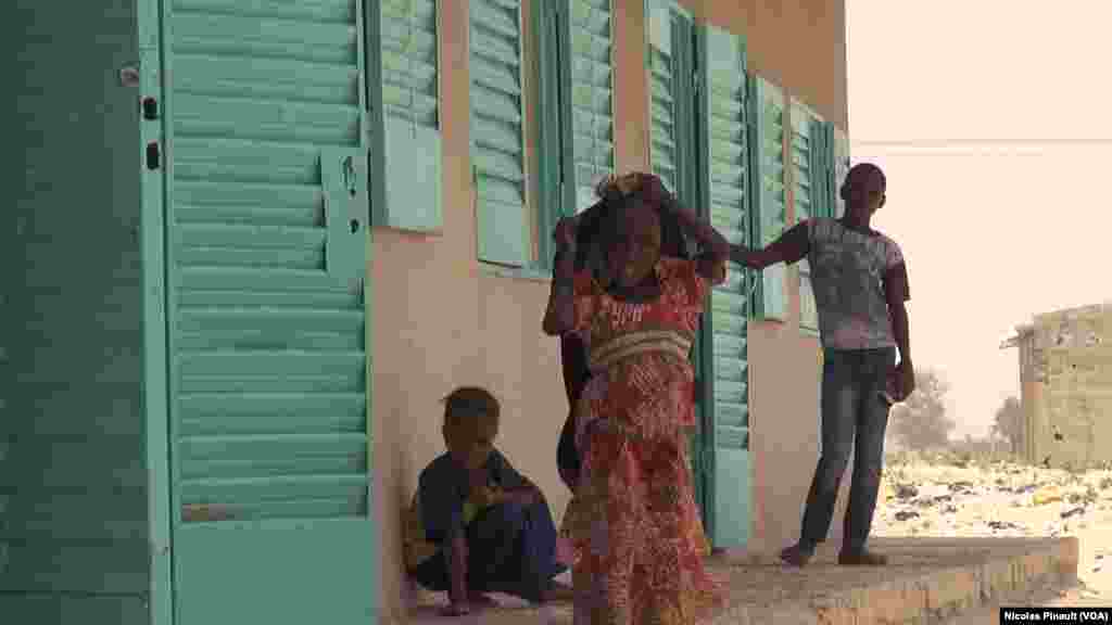 Des enfants devant l'école de Bosso dans la région de Diffa, Niger, le 19 avril 2017 (VOA/Nicolas Pinault)