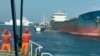 Fotografi e publikuar nga Roja Detare e Tajvanit ndërkohë që anijet e saj po bëheshin gati të futeshin tek anija për transportin e mallrave me flamurin e Togos, që dyshohet se dëmtoi një kabllo komunikimi nën det më 25 shkurt, 2025/Via AP