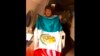 En esta imagen publicada por el ministro mexicano de Exteriores, Marcelo Ebrarde, se ve al expresidente de Bolivia Evo Morales sosteniendo una bandera mexicana a bordo de un avión de la Fuerza Aérea mexicana.