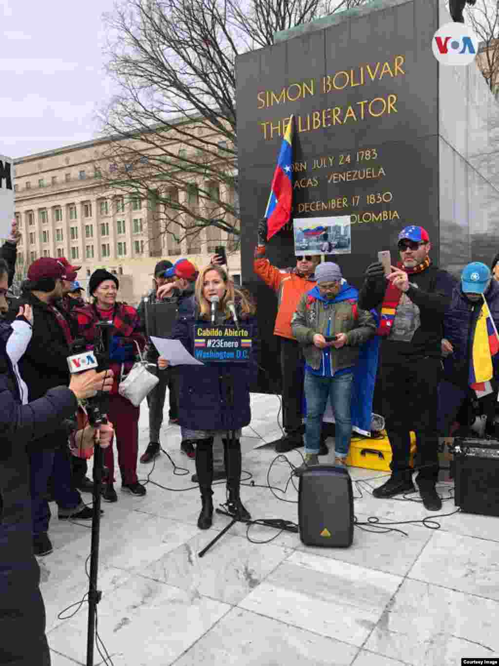 La congresista Debbie Mucarsel-Powell se dirige a manifestantes venezolanos en la capital estadounidense el miércoles, 23 de enero de 2019. 