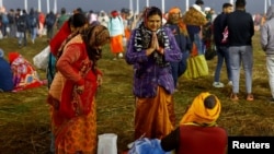 মহাকুম্ভ মেলায় পূণ্যার্থীদের দেখা যাচ্ছে। প্রয়াগরাজ, ভারত। 
