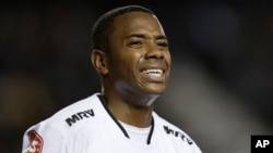 ARCHIVO - Foto del 27 de abril del 2016, Robinho del Atletico Mineiro reacciona tras fallar en un tiro a gol en el juego ante el Racing en la Copa Libertadores. El 21 de marzo de 2024, Robinho se entrega a la policía para cumplir su sentencia de 9 años de prisión por violación