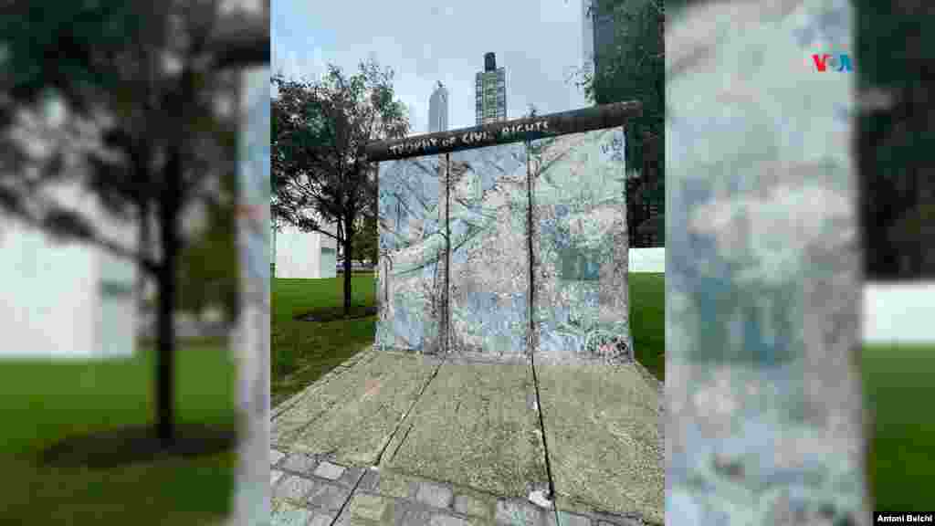 Conmemoración de la caída del muro de Berlín:&nbsp;Un fragmento del Muro de Berlín se encuentra en el jardín de la sede de la ONU. Fue presentado como un regalo a la ONU en 2002 por Alemania.