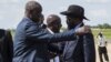 Salva Kiir, président du Soudan du Sud, est accueilli par des responsables à l'aéroport international de Juba, le 13 septembre 2018.