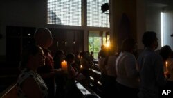 Fieles sostienen velas durante la Misa de vigilia de Pascua en la Catedral Metropolitana de Managua, Nicaragua, el sábado 8 de abril de 2023. (Foto AP/Inti Ocon)