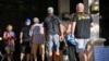 Des personnes font la queue pour voter au premier tour du vote anticipé dans un bureau de vote, le 21 octobre 2024, à Daytona Beach, en Floride. (Photo de Miguel J. Rodriguez Carrillo / AFP)