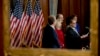  Los dos artículos —el nombre que la Constitución da a los cargos— por los que los demócratas acusan a Trump son abuso de poder y obstrucción del Congreso.