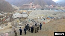 북한 김정은 국방위원회 제1위원장 일행이 지난 3일 마식령 스키장 건설 현장을 방문했다.