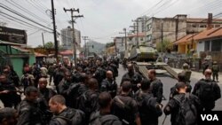 Oficiales de policía brasileños se preparan para realizar una redada en una favela de Río de Janeiro. Las favelas son populosas zonas pobres agobiadas por la delincuencia y la violencia policial.