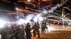 Gaz lacrymogène et cocktails molotov pour la 100e nuit de manifestation à Portland