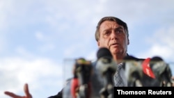 El presidente de Brasil, Jair Bolsonaro, hace declaraciones desde el Palacio de la Alborada, el 10 de marzo de 2021.