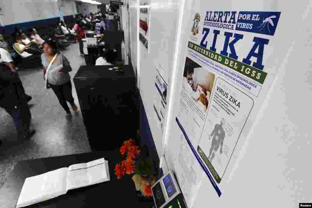 Une affiche de la campagne du gouvernement sur les symptômes du virus Zika est postée à la maternité d'un hôpital dans la ville de Guatemala City, Guatemala, 28 janvier 2016.