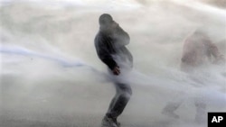 示威者遭水炮射擊。