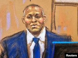 El financiero Gary Farro presta testimonio durante el juicio al expresidente Donald Trump.
