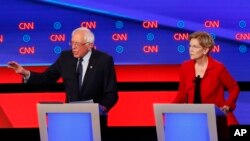 សមាជិកព្រឹទ្ធសភាលោក Bernie Sanders និង​លោកស្រី Elizabeth Warren ចូលរួមនៅក្នុងវេទិកាជជែកដេញដោលស្វែងរកបេក្ខភាពប្រធានាធិបតីប្រចាំគណបក្សប្រជាធិបតេយ្យ កាលពីថ្ងៃទី៣០ ខែកក្កដា ឆ្នាំ២០១៩។ 