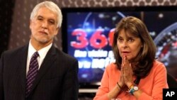 Dos de los candidatos presidenciales, Enrique Peñalosa y Marta Lucía Ramírez participan en un debate televisado en Bogotá.