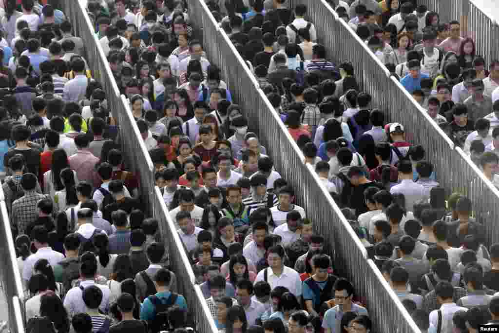 Para penumpang kereta antri untuk pemeriksaan keamanan di stasiun kereta Tiantongyuan di Beijing. China.