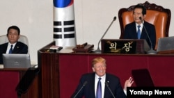 도널드 트럼프 미국 대통령이 8일 한국 국회 본회의장에서 1993년 7월 빌 클린턴 대통령에 이어 24년 만에 국회 연설을 하고 있다.