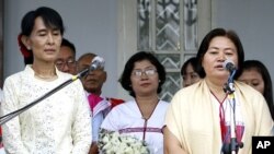 Karen National Union (KNU) General Secretary Zipporah Sein (R) speaks to reporters after meeting with Myanmar pro-democracy leader Aung San Suu Kyi (front L) at Suu Kyi's home in Rangoon, April 8, 2012.