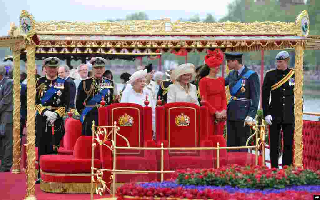 Anggota keluarga kerajaan, dari kiri ke kanan, Pangeran Charles, Pangeran Philip, Ratu Elizabeth II, Duchess of Cornwall Camilla, Duchess of Cambridge Kate, Pangeran William dan Pangeran Harry.