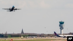 Brussels Airlines dengan tujuan Faro, Portugal menjadi pesawat pertama yang lepas landas dari bandara Brussels. Zaventem.