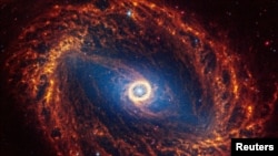 La galaxia espiral NGC 1512, ubicada a 30 millones de años luz de la Tierra, se ve en una imagen sin fecha del Telescopio Espacial James Webb.