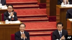 2012年3月11日，令计划(坐在温家宝后面)出席全国人大会议。