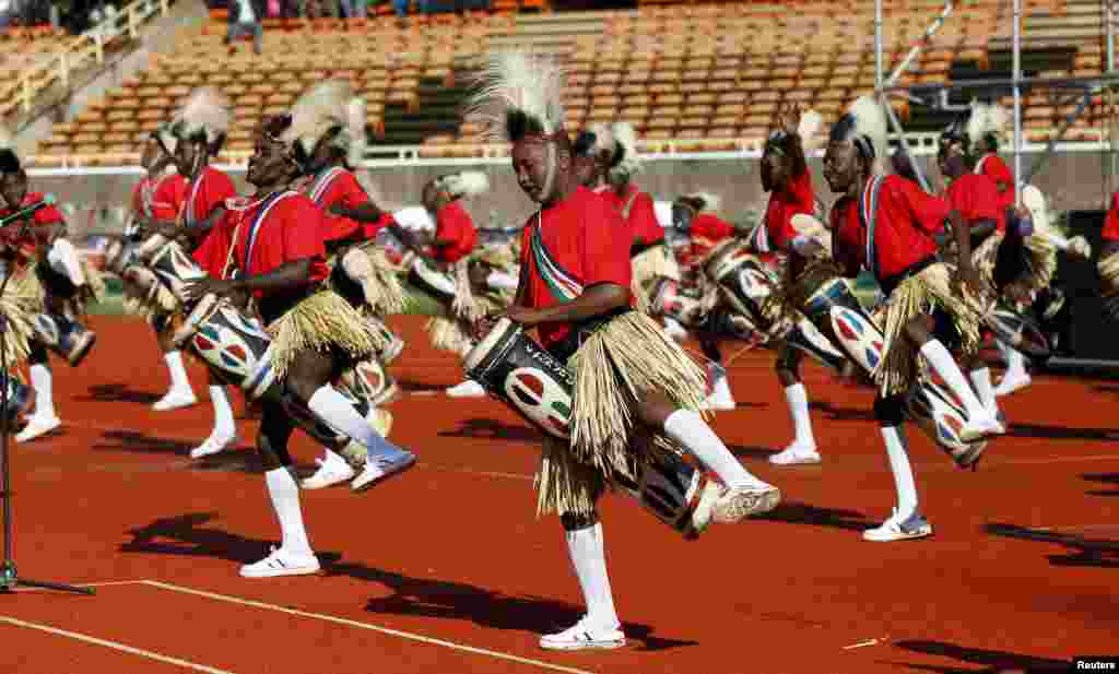 Wachezaji ngoma za kitamaduni wakiwatuumbuiza wageni wakati wa sherehe rasmi za kuapishwa Uhuru Kenyatta katika uwanja wa Kasarani Stadium, Nairobi, Aprili 9, 2013.