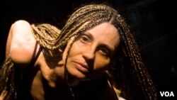“É um duro golpe. Alguém deve ser chamado à responsabilidade”, desabafa a coreógrafa Ana Clara Marques
