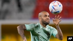 ARCHIVO - El zaguero brasileño Dani Alves durante un entrenamiento de la Copa Mundial en Doha, Qatar, el 4 de diciembre de 2022. 