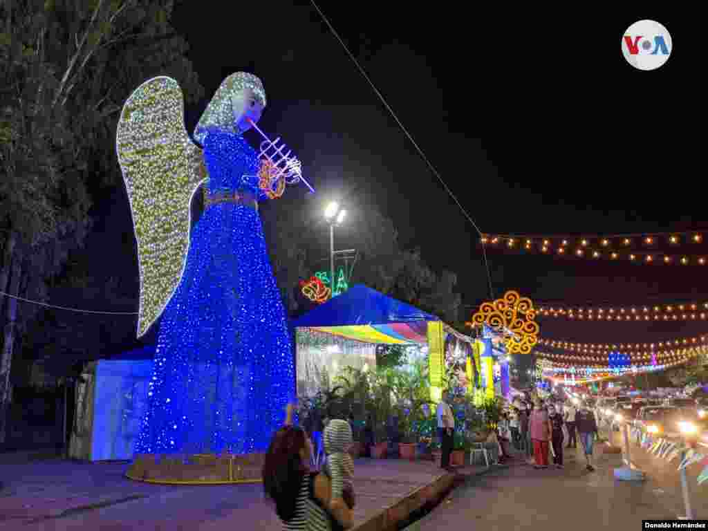 Así luce cada noche la Avenida Bolívar, ubicada en el centro histórico de la ciudad de Managua, Nicaragua. Foto Donaldo Hernández/VOA.
