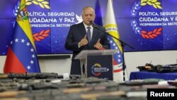 El ministro de Interior venezolano, Diosdado Cabello, muestra decenas de armas decomisadas durante las detenciones de cinco extranjeros acusados de complot contra el gobierno de Nicolás Maduro, en Caracas, el 14 de septiembre de 2024.